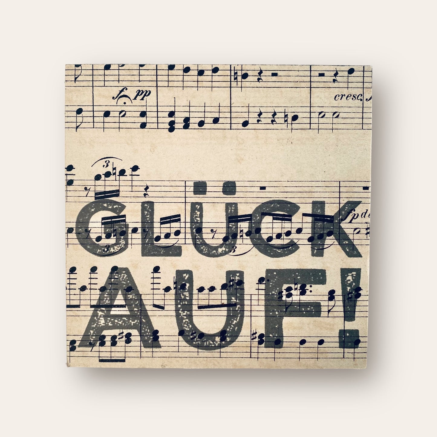 Vintage Bild mit historischem Notenpapier und Schriftzug Glück Auf!