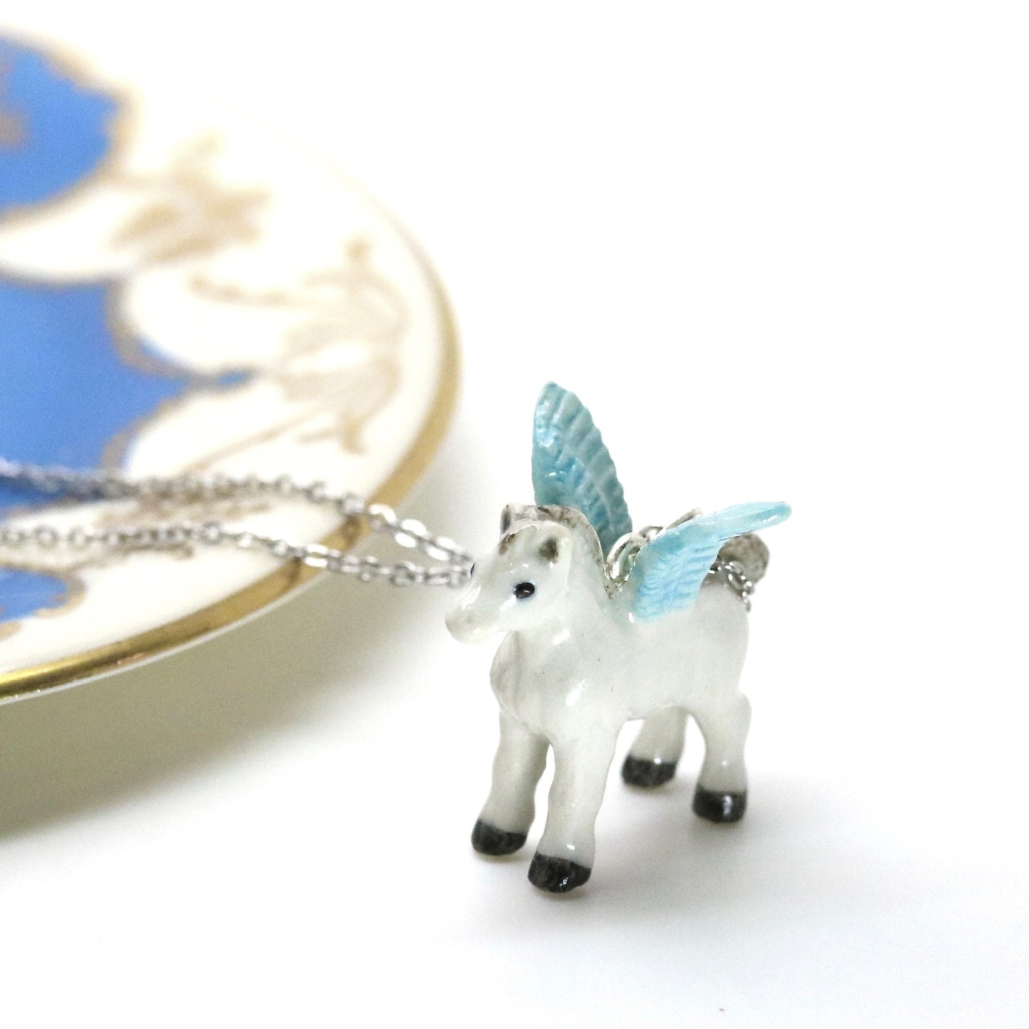 Kette mit Pegasus aus Porzellan