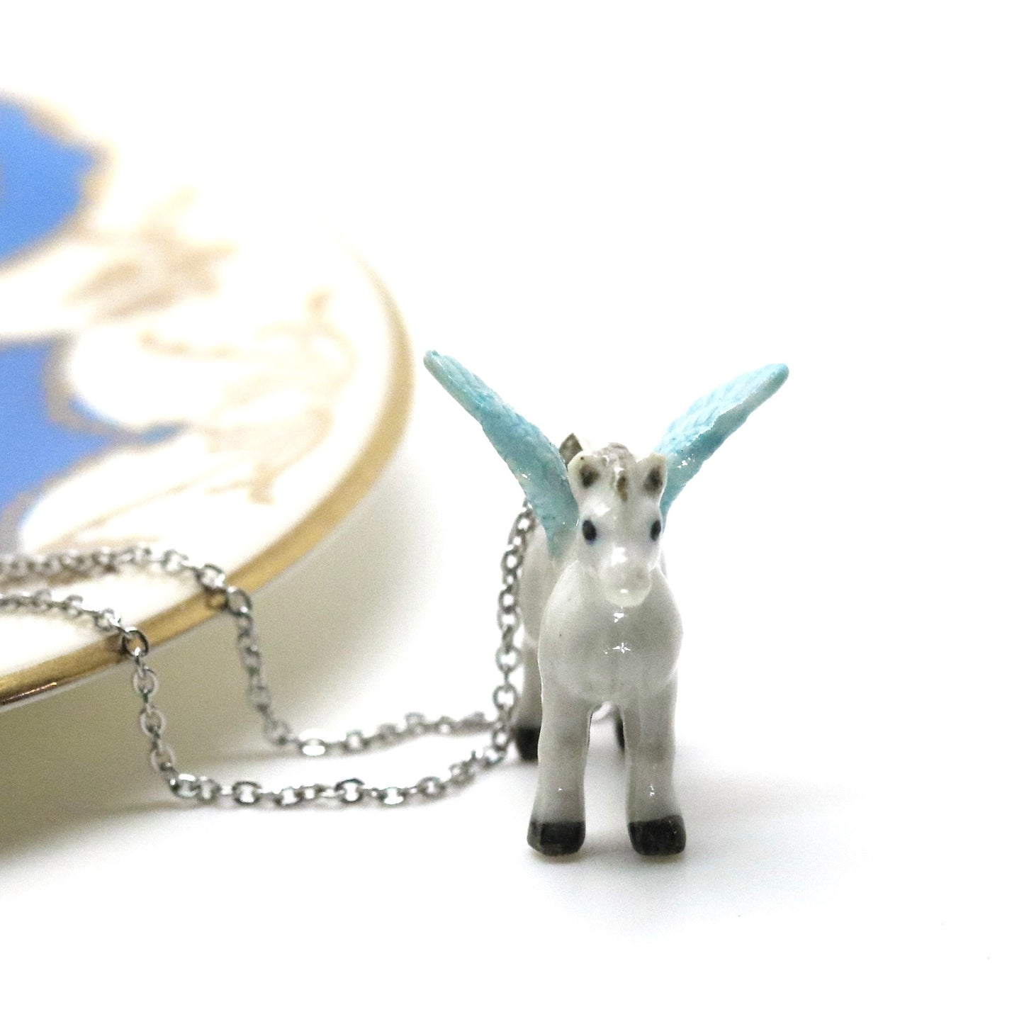 Kette mit Pegasus aus Porzellan