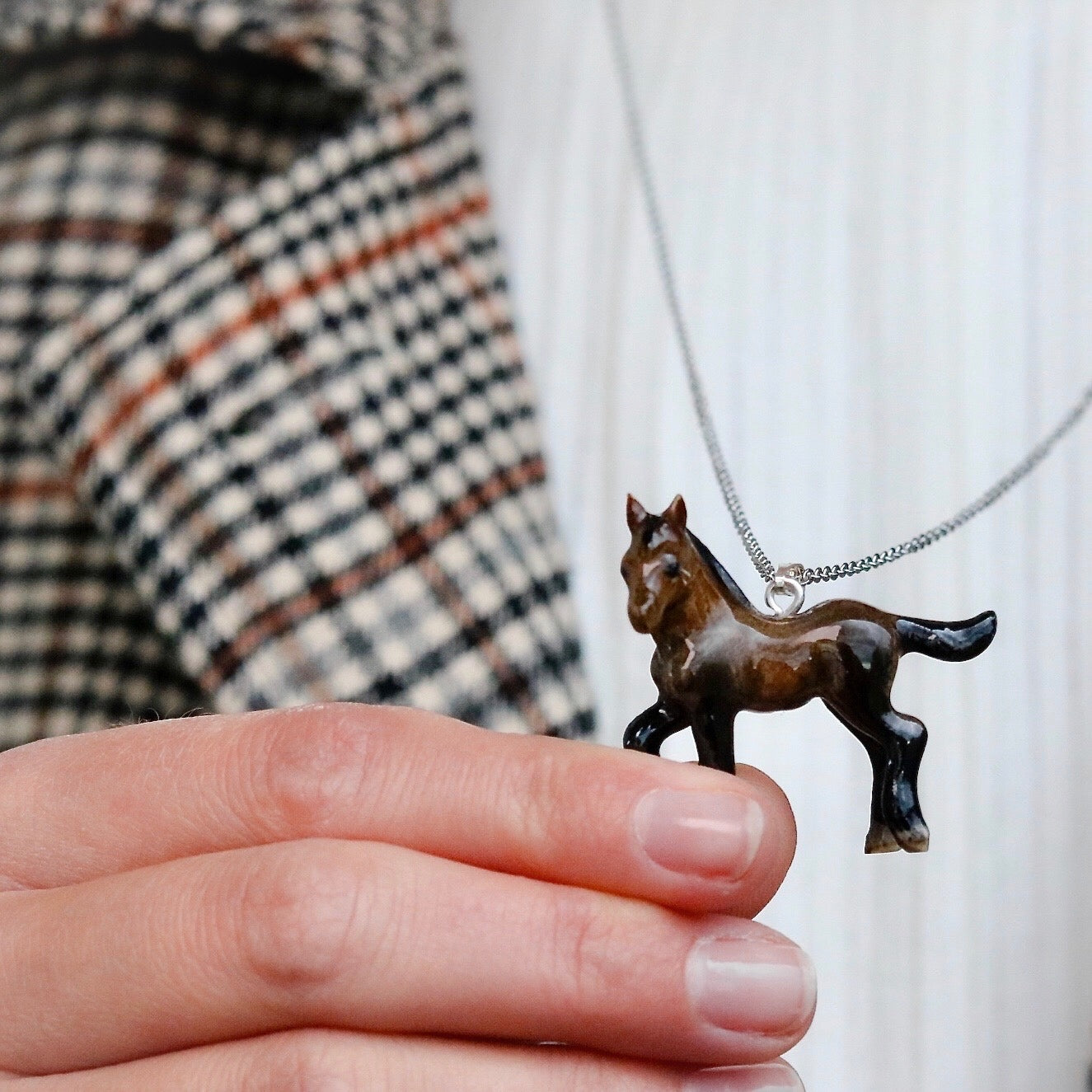 Kette mit Pferd aus Porzellan