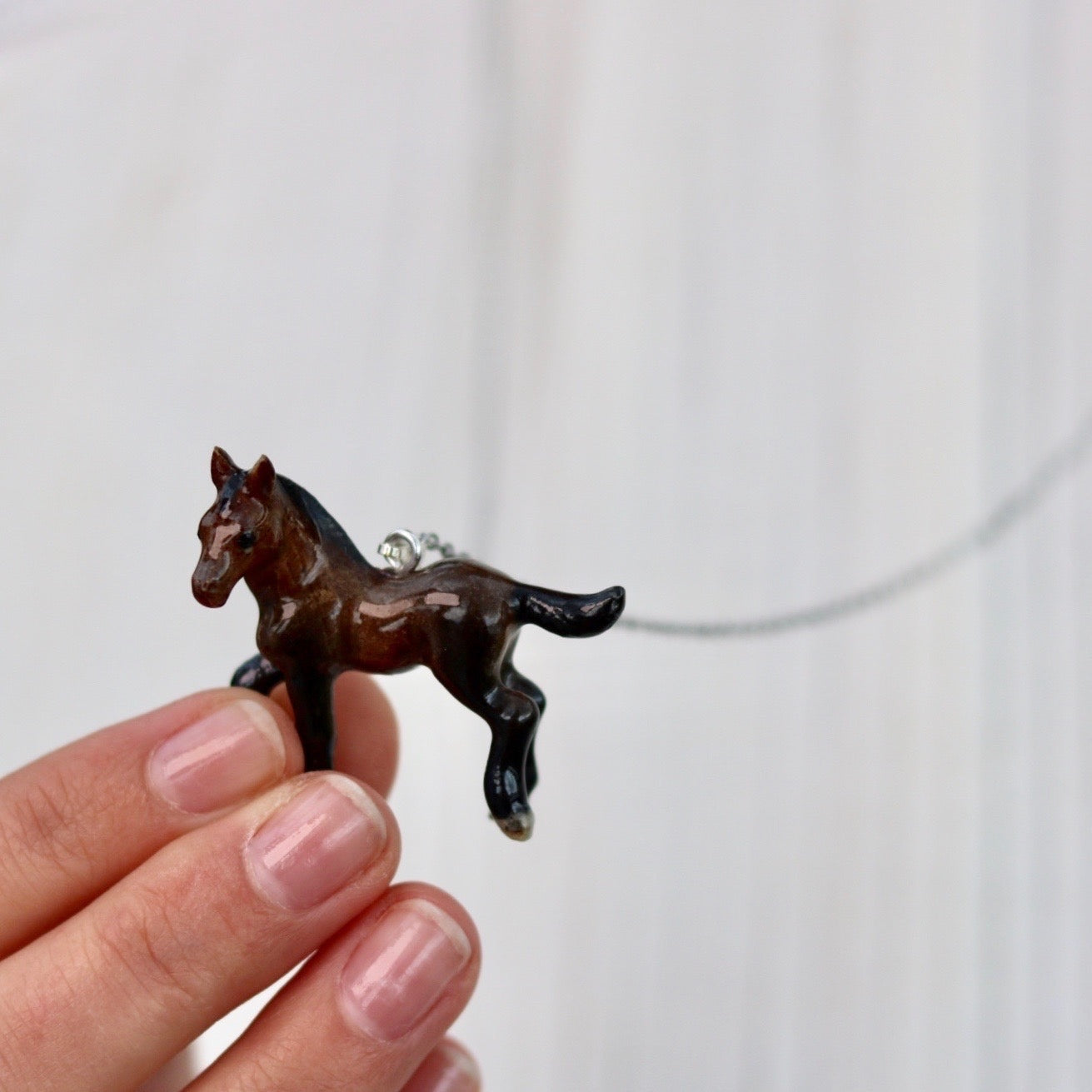Kette mit Pferd aus Porzellan