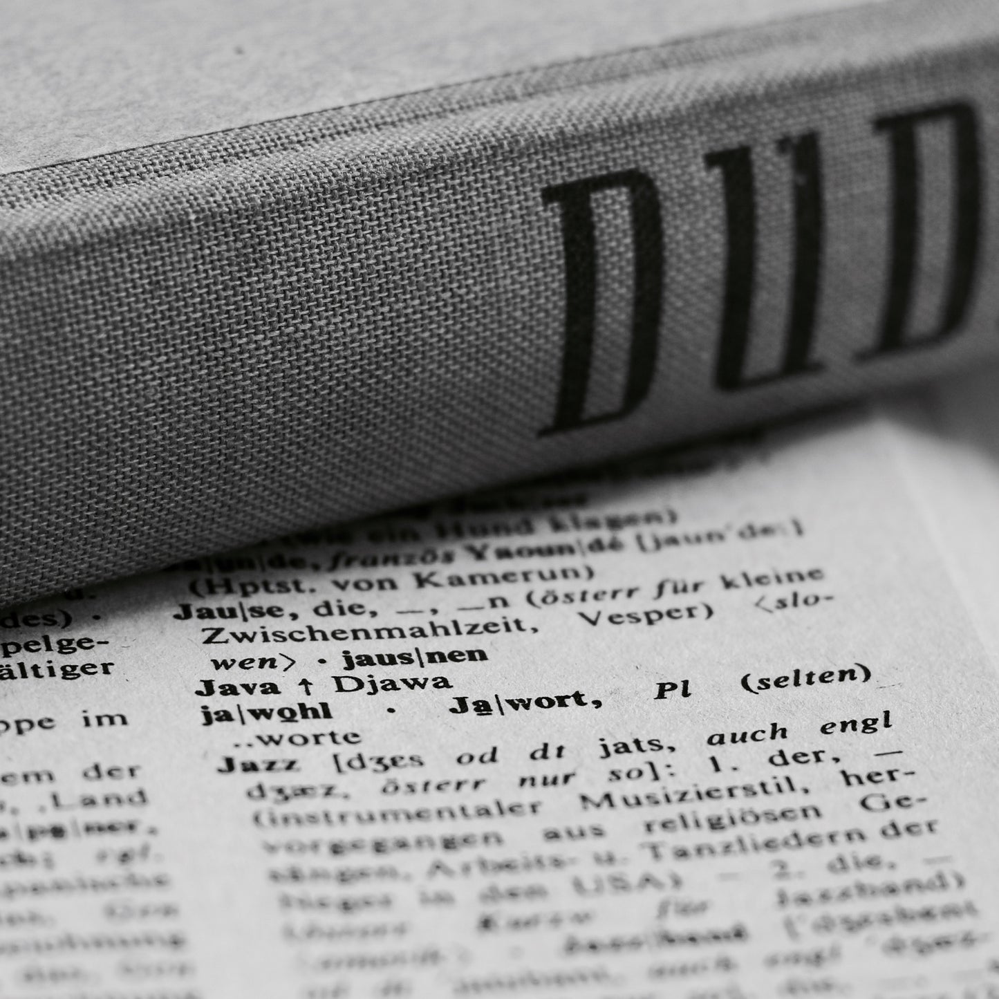 Ring mit deinem persönlichem Wort aus historischem Papier im Typewriter Gold Design