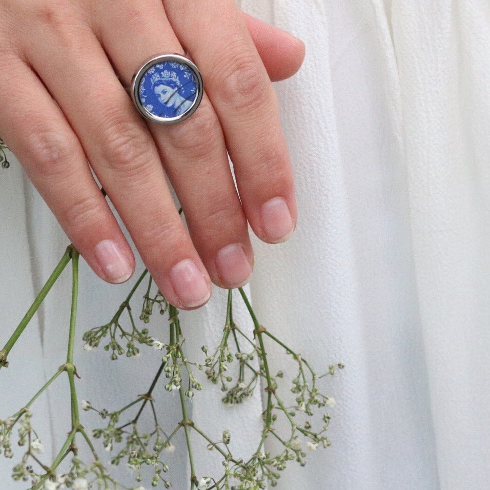 Ring mit Queen Elizabeth II Briefmarke in Blau von 1958