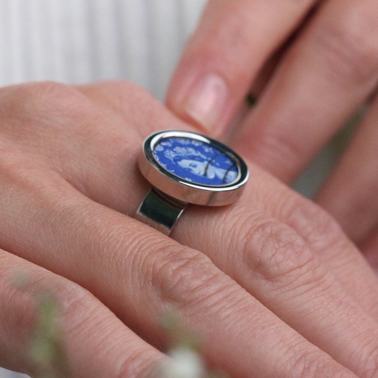 Ring mit Queen Elizabeth II Briefmarke in Blau von 1958
