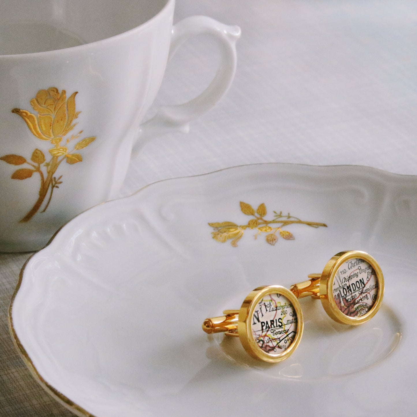 Manschettenknöpfe mit Lieblingsorten aus Landkarten im Typewriter Gold Design