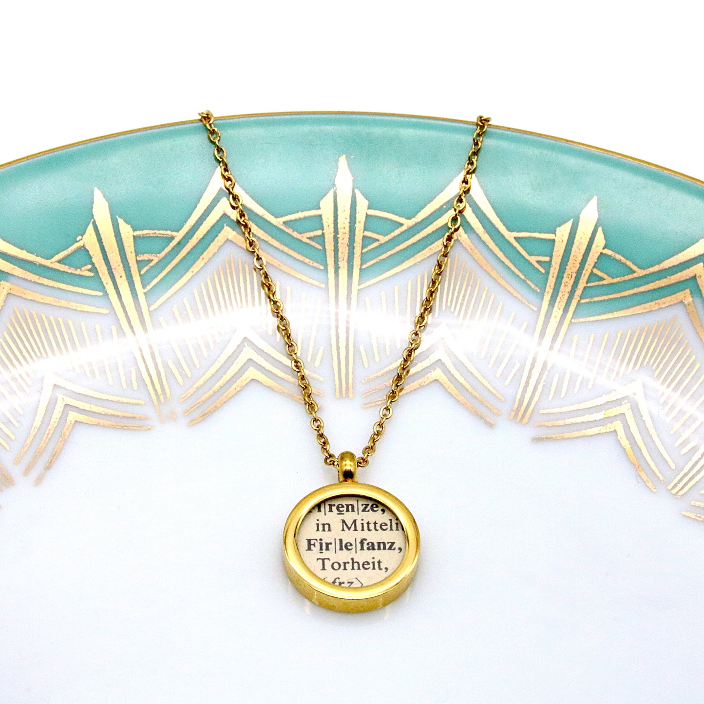 Kleine Medaillonkette mit persönlichem Wort aus historischem Papier im Typewriter Gold Design
