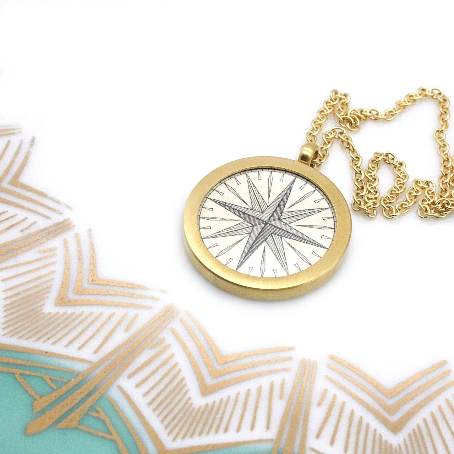 Medaillonkette mit Windrose aus Seeatlas im Classic Gold Design in limitierter Auflage