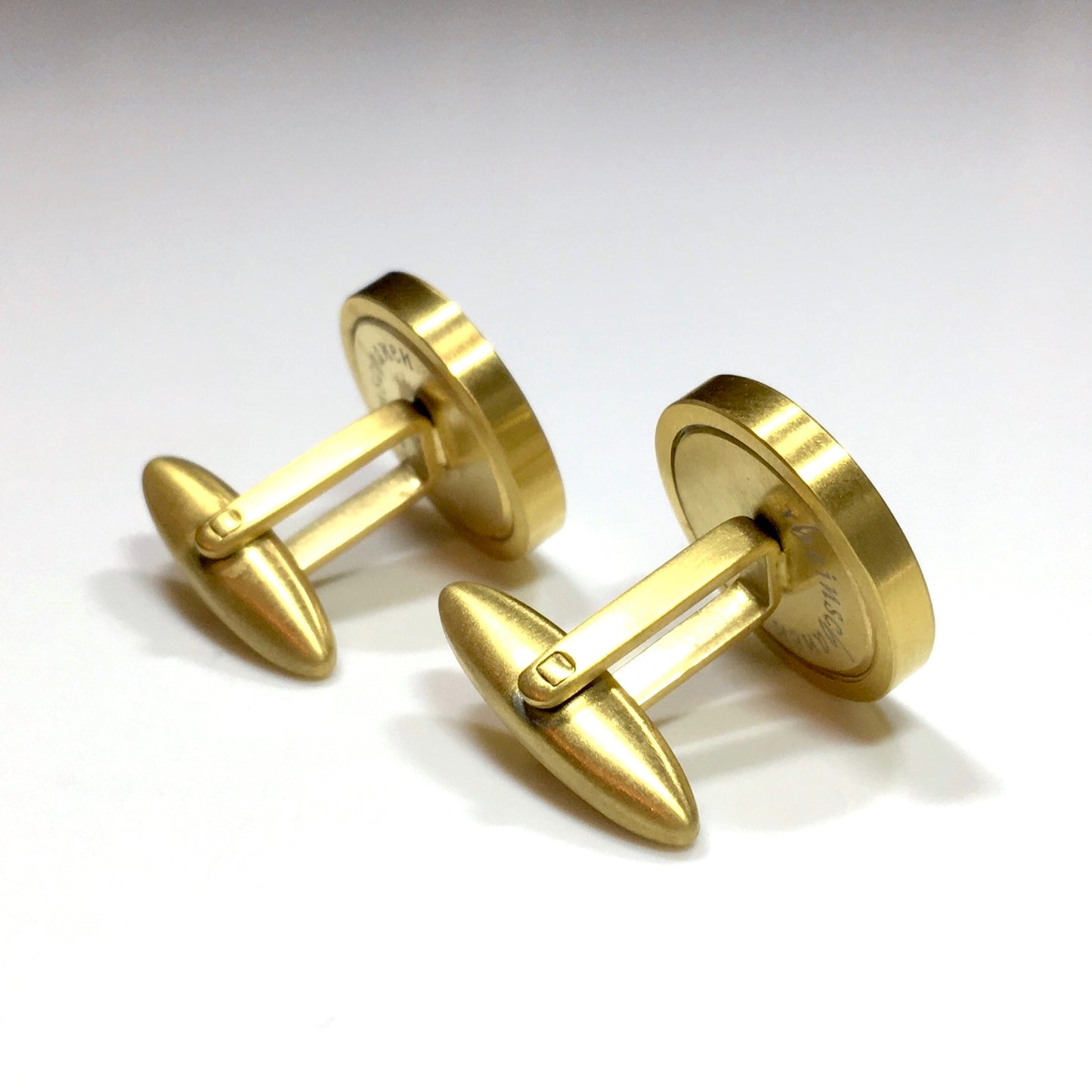 Manschettenknöpfe mit persönlichen Worten aus historischem Papier im Classic Gold Design