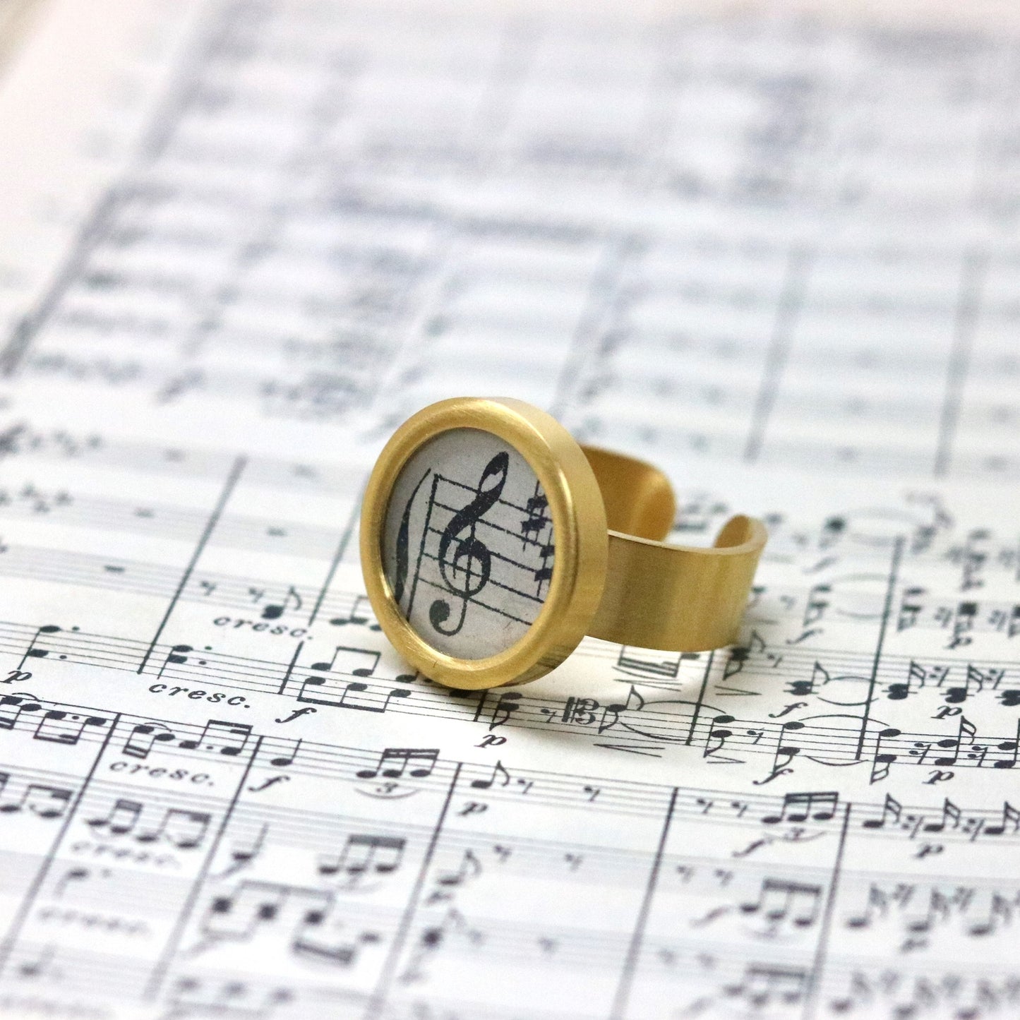 Ring mit Violinschlüssel aus historischem Notenblatt im Typewriter Gold Design