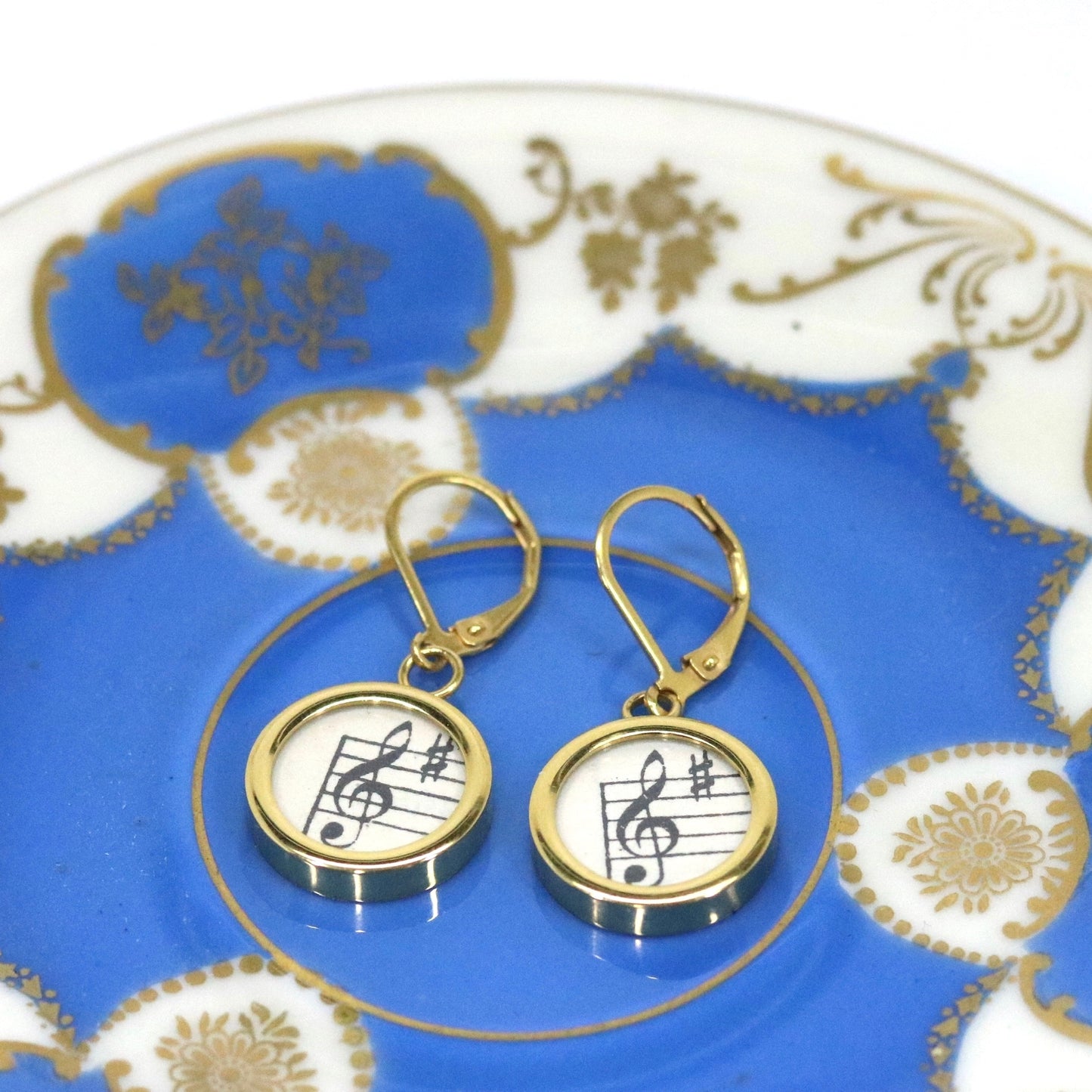 Ohrhänger mit Violinschlüsseln aus historischen Notenblättern im Typewriter Gold Design