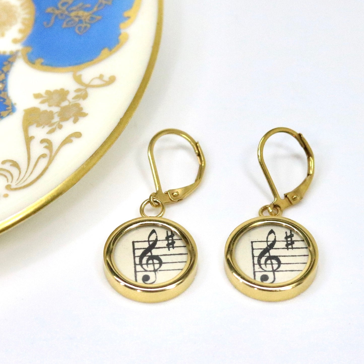 Ohrhänger mit Violinschlüsseln aus historischen Notenblättern im Typewriter Gold Design