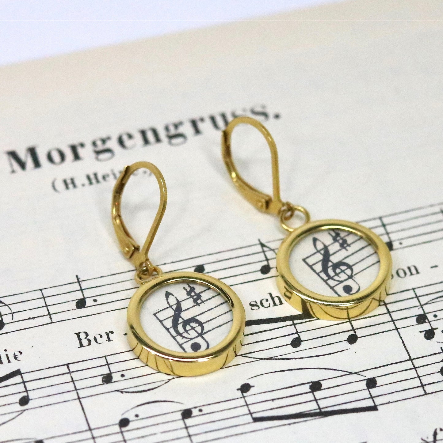 Ohrhänger mit Violinschlüsseln aus historischen Notenblättern im Typewriter Gold Design