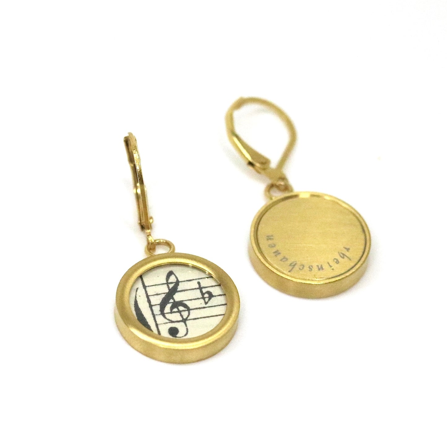 Ohrhänger mit Violinschlüsseln aus historischen Notenblättern im Typewriter Gold Design