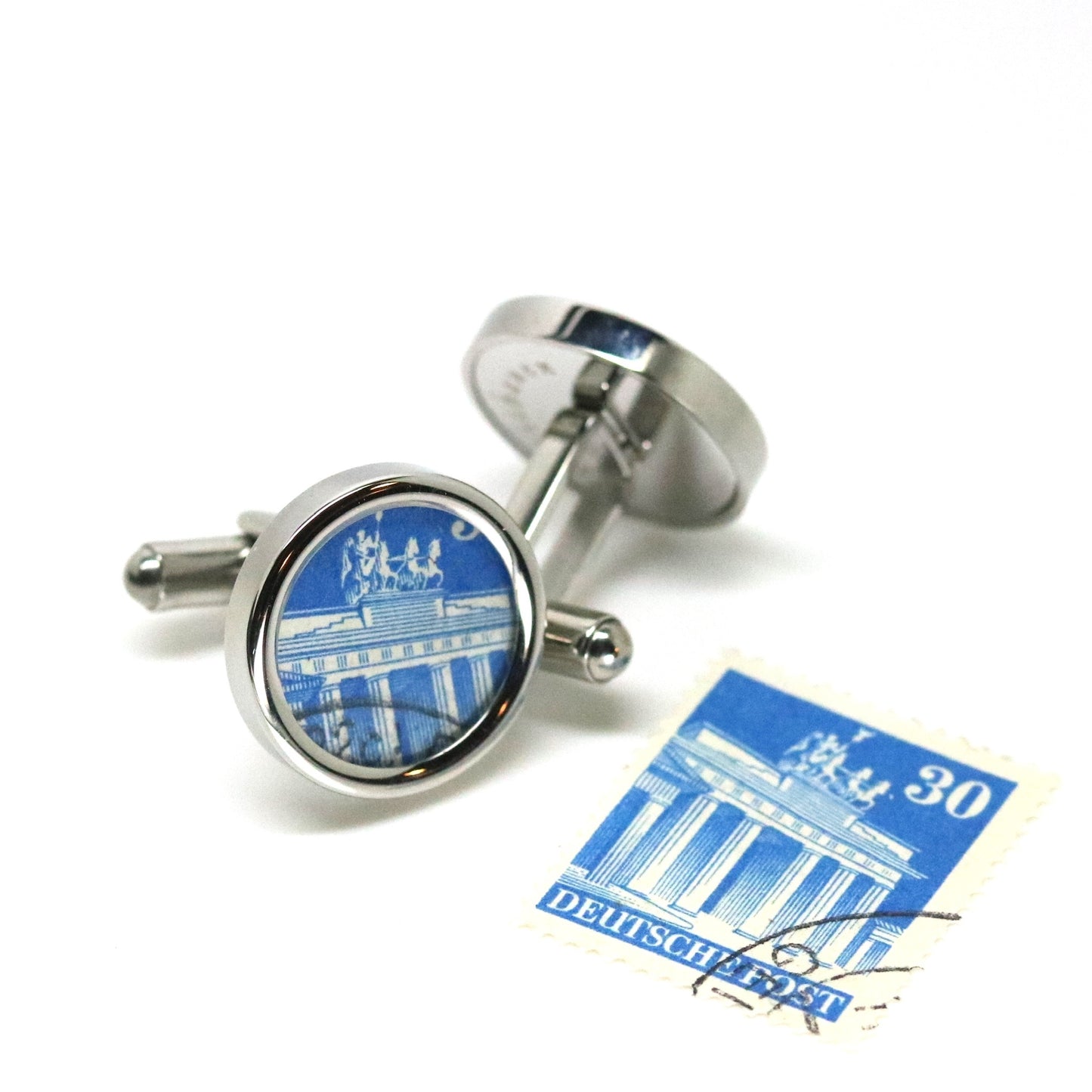 Manschettenknöpfe mit blauem Brandenburger Tor in Berlin Briefmarken im Typewriter Design