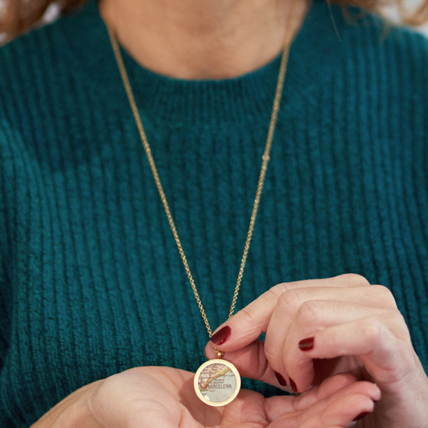 Große Medaillonkette mit deiner Lieblingstadt aus original Landkarte im Classic Gold Design