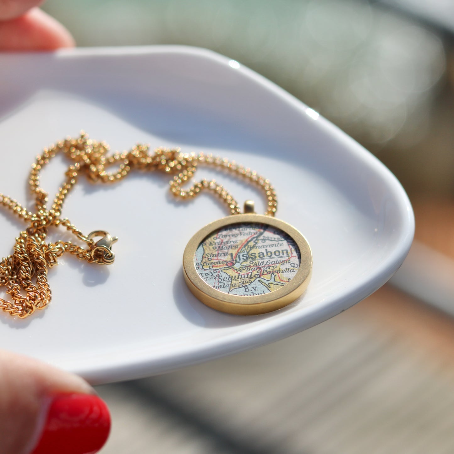 Große Medaillonkette mit deiner Lieblingstadt aus original Landkarte im Classic Gold Design
