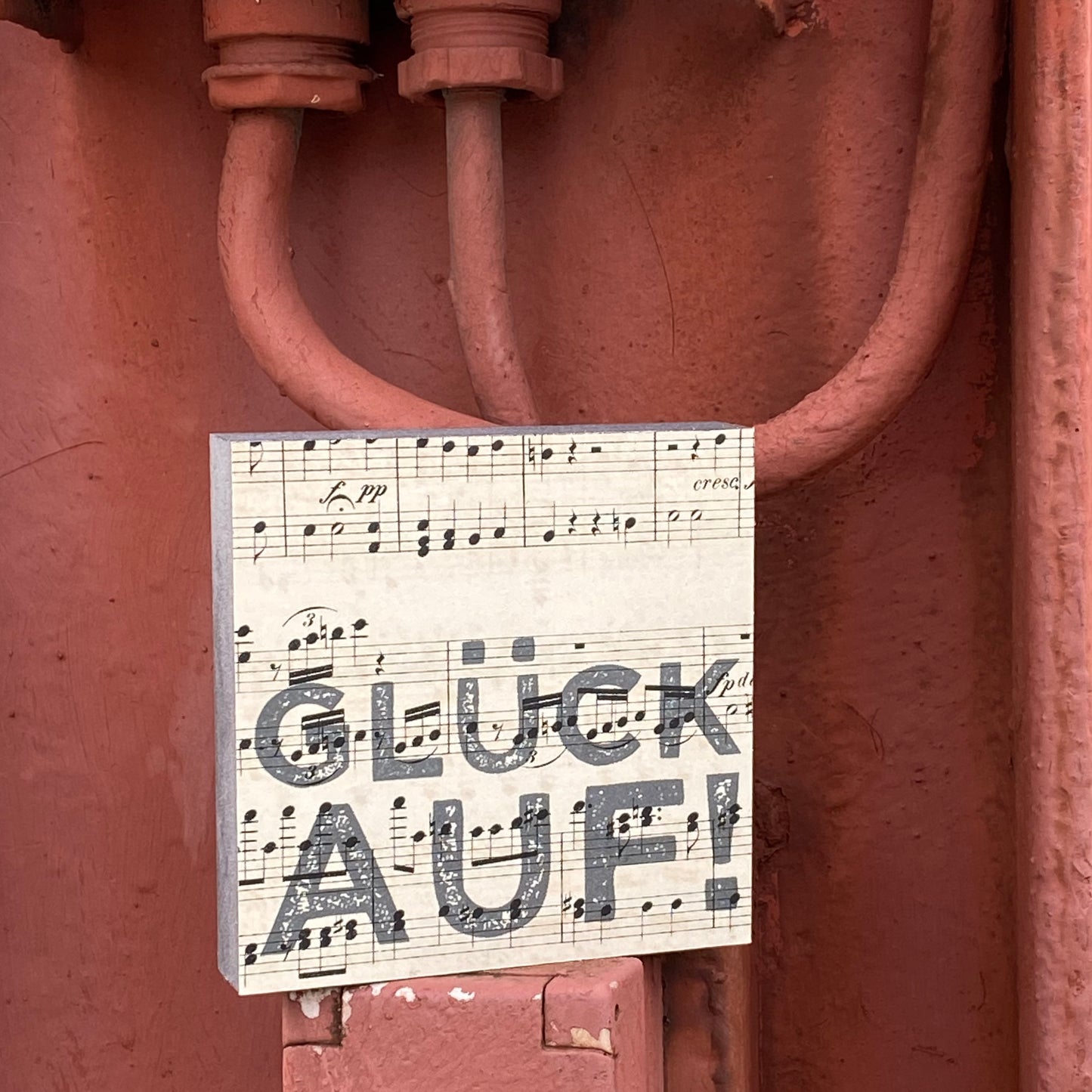 Vintage Bild mit historischem Notenpapier und Schriftzug Glück Auf!