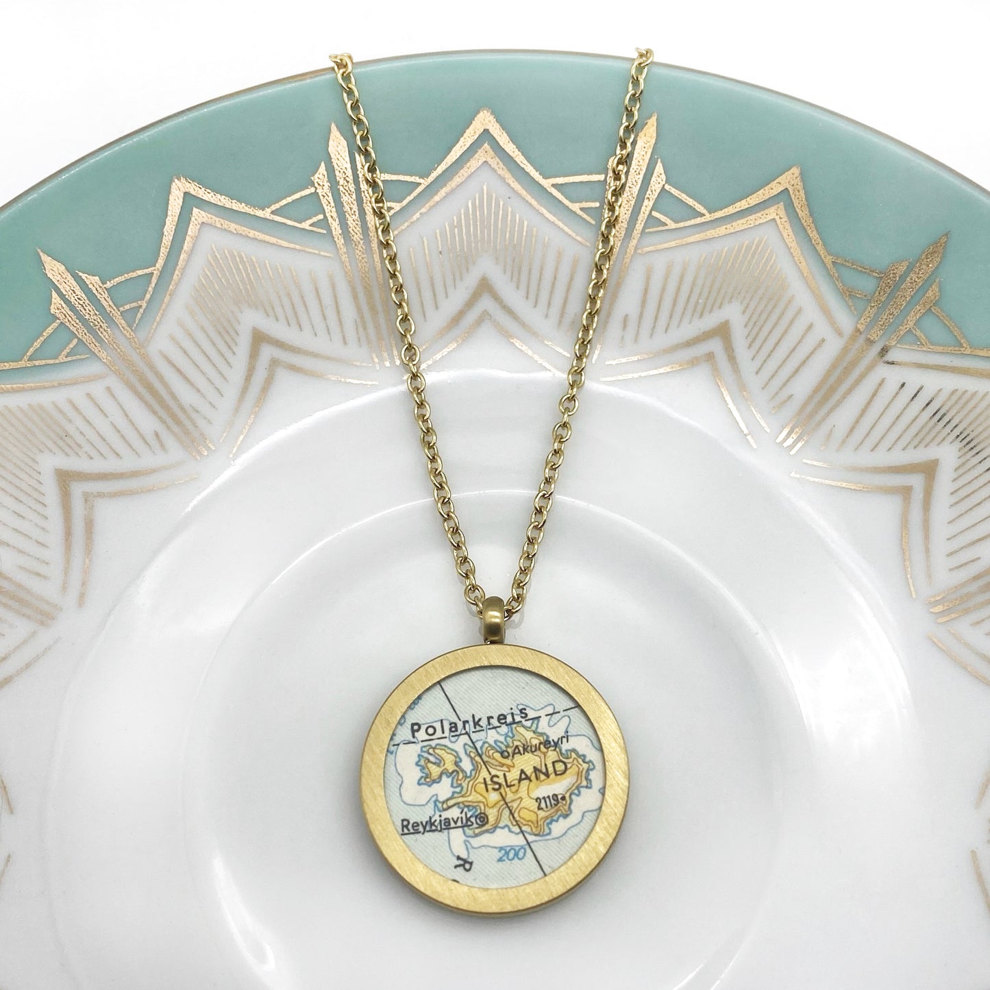 Große Medaillonkette mit deiner Lieblingstadt aus original Landkarte im Classic Gold Design