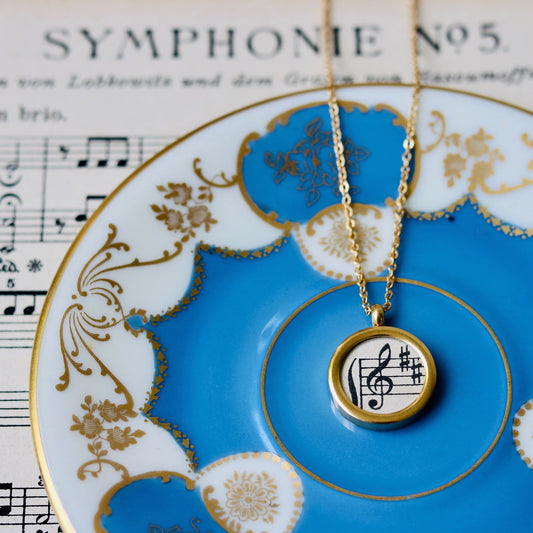 Medaillonkette mit Violinschlüssel aus historischem Notenblatt im Typewriter Gold Design