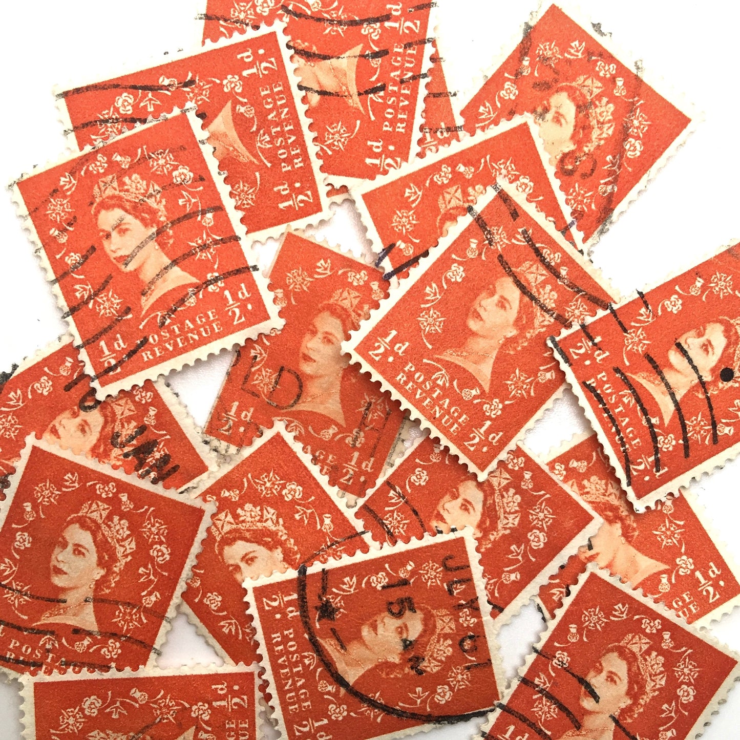 Kleine Medaillonkette mit Queen Elizabeth Briefmarke Grün im Typewriter Gold Design