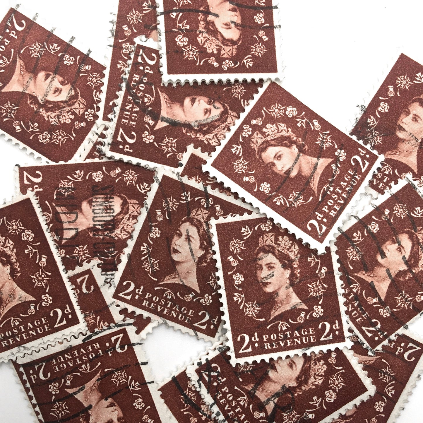 Kleine Medaillonkette mit Queen Elizabeth Briefmarke Grün im Typewriter Gold Design