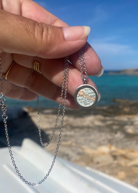 Kleine Medaillonkette mit deiner Lieblingsstadt aus original Landkarte