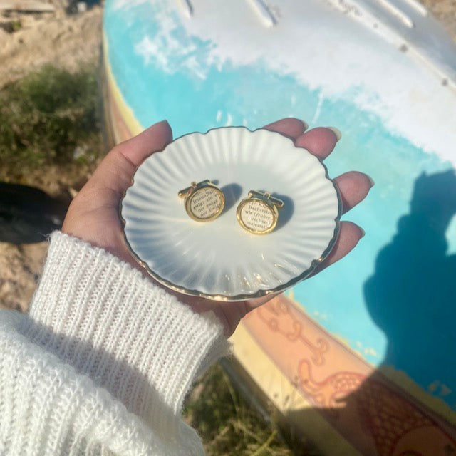 Manschettenknöpfe mit persönlichen Worten aus historischem Papier im Typewriter Gold Design