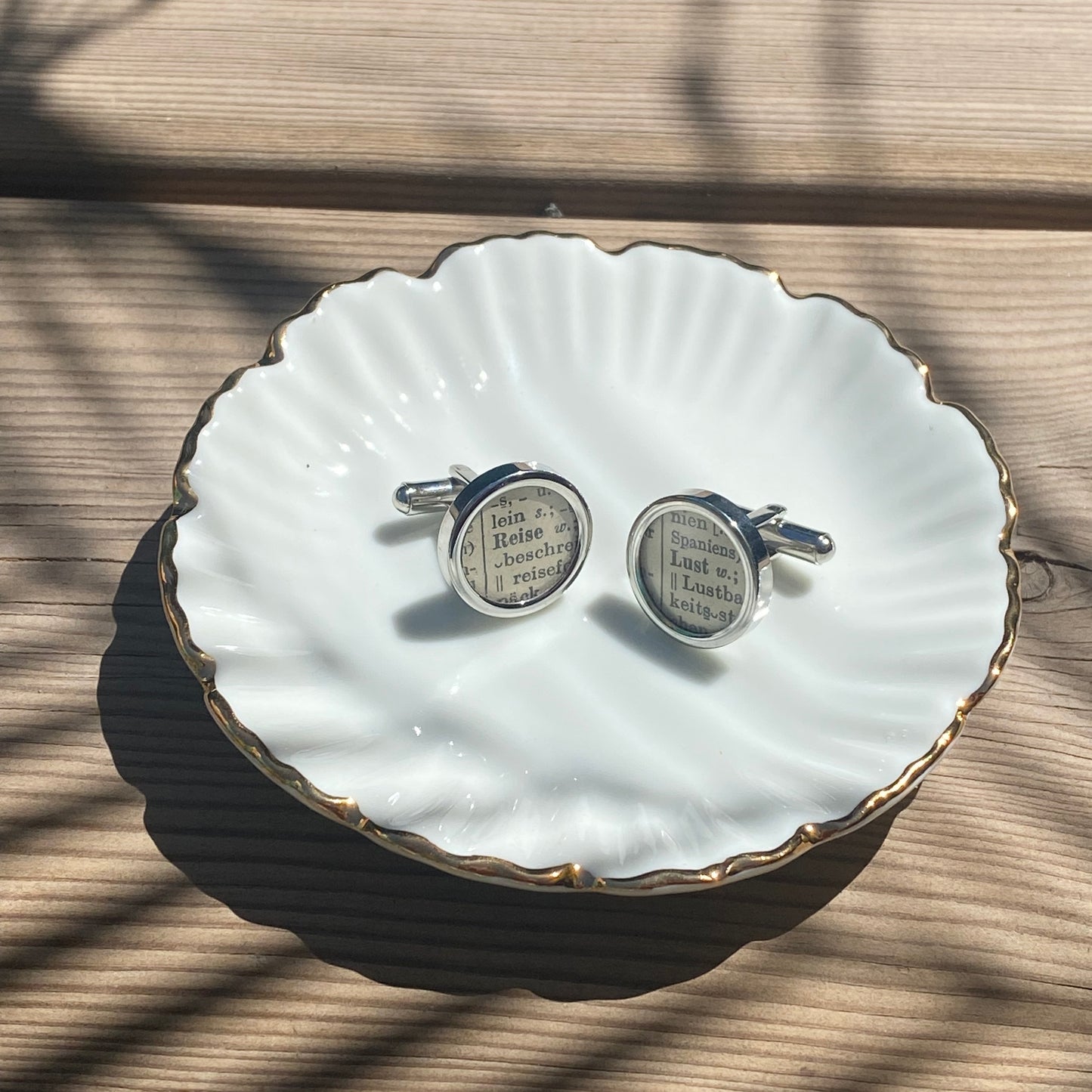 Manschettenknöpfe mit persönlichen Worten aus historischem Wörterbuch im Typewriter Design