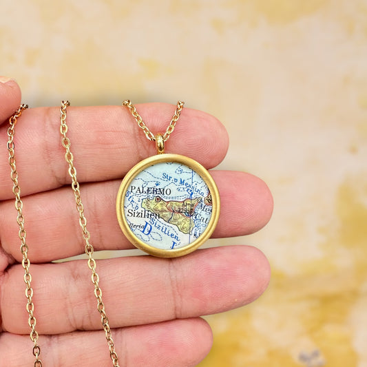 Große Medaillonkette mit deiner Lieblingstadt aus original Landkarte im Typewriter Gold Design