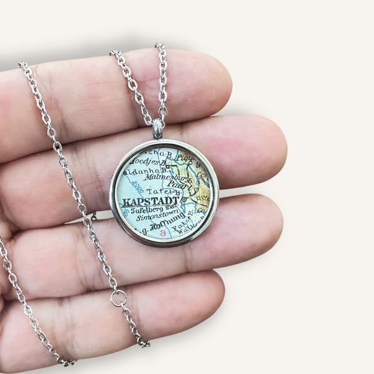 Große Medaillonkette mit deiner Lieblingsstadt aus original Landkarte im Typewriter Design
