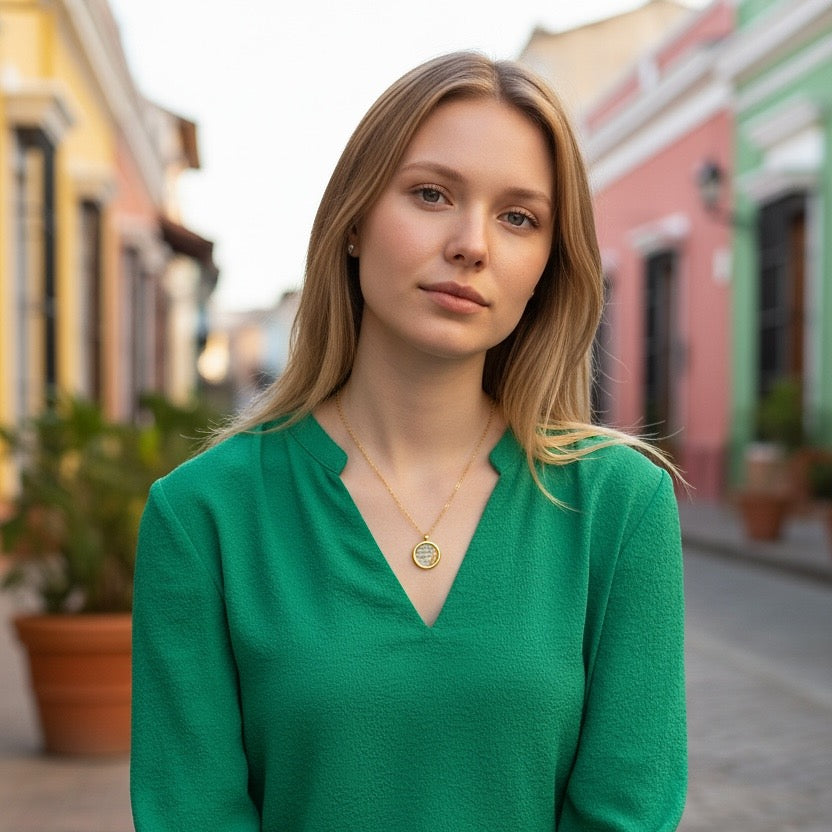 Medaillonkette mit deiner Lieblingsstadt aus original Landkarte im Typewriter Gold Design