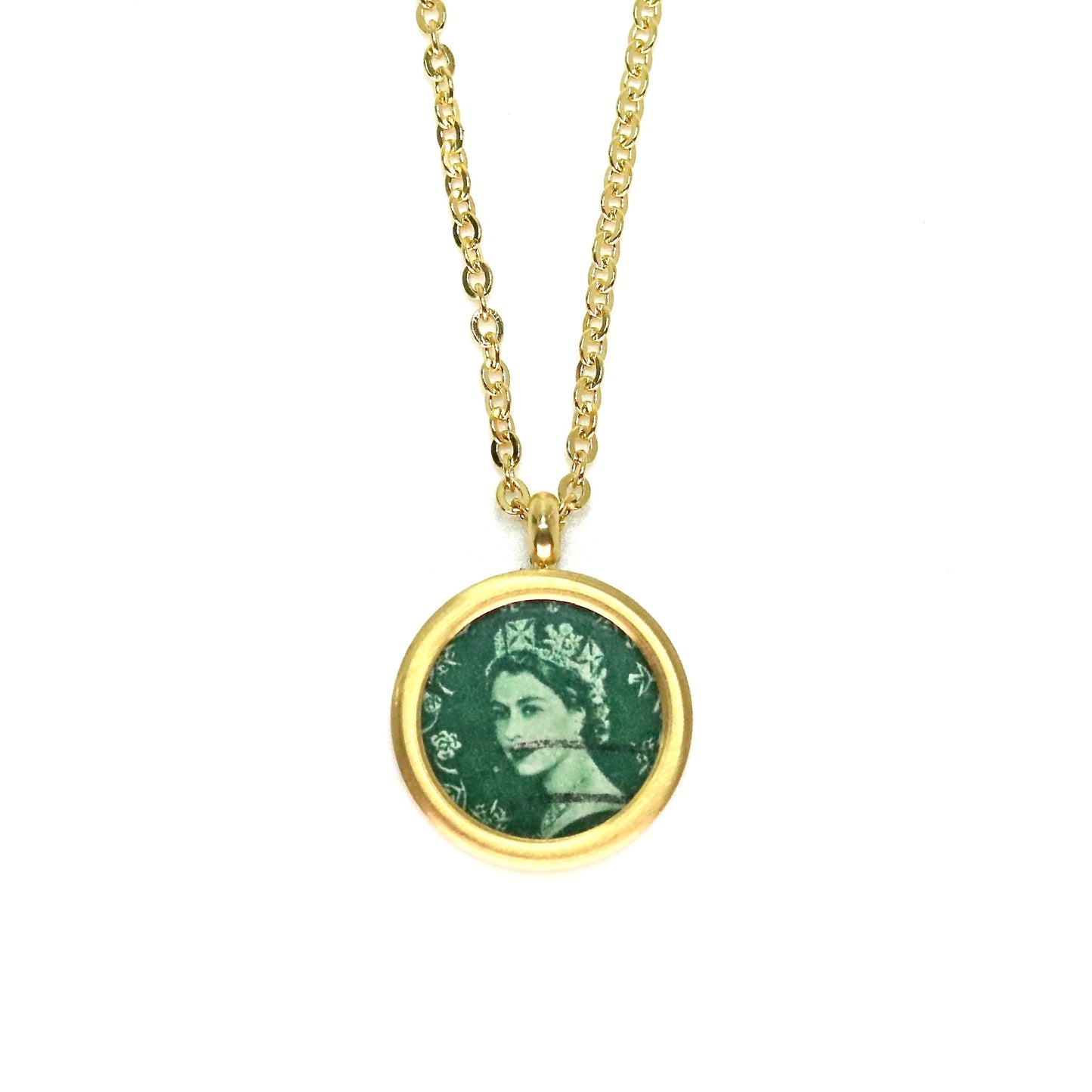 Kleine Medaillonkette mit Queen Elizabeth Briefmarke Grün im Typewriter Gold Design