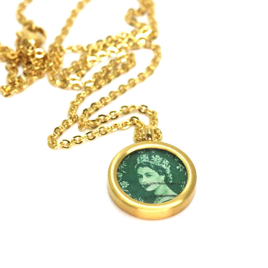 Kleine Medaillonkette mit Queen Elizabeth Briefmarke Grün im Typewriter Gold Design