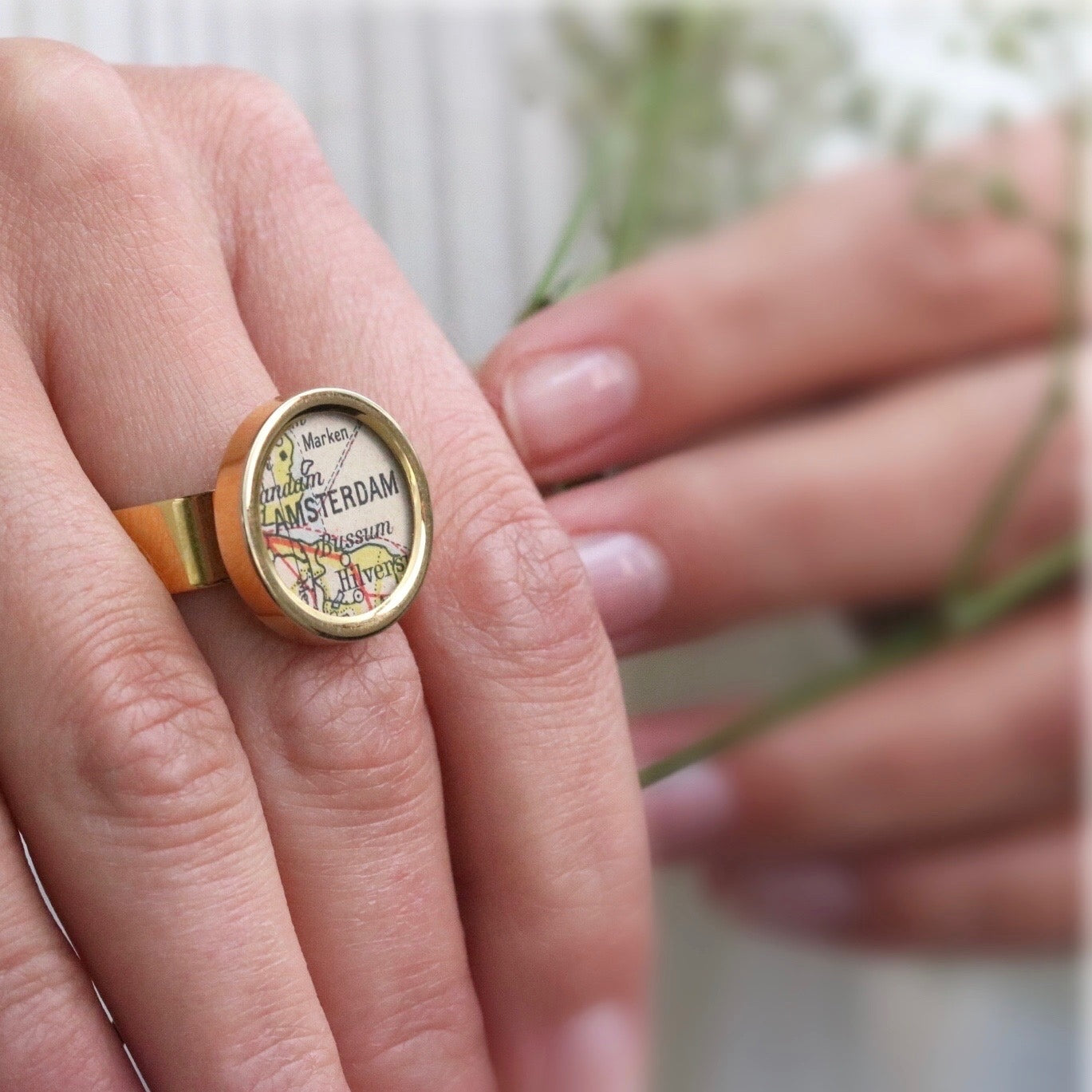 Ring mit deiner Lieblingsstadt aus original Landkarte im Typewriter Gold Design