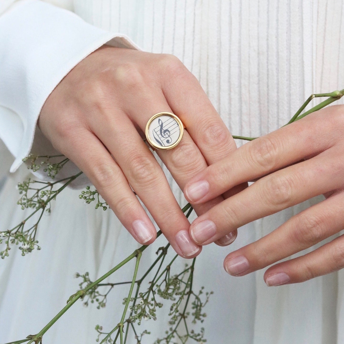 Ring mit Violinschlüssel aus historischem Notenblatt im Typewriter Gold Design