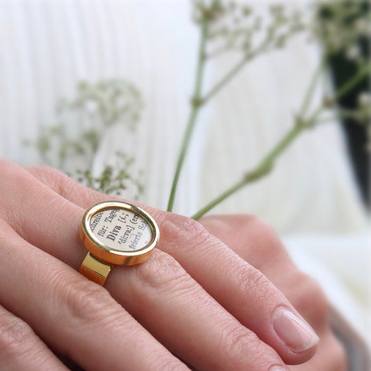 Ring mit deinem persönlichem Wort aus historischem Papier im Typewriter Gold Design