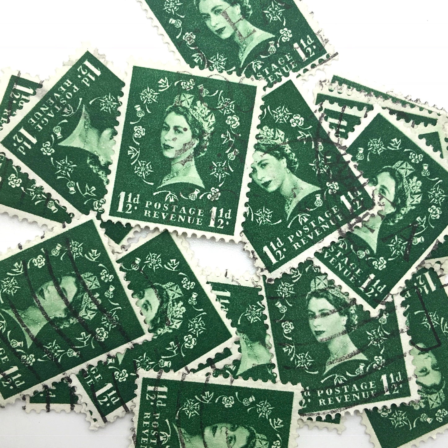 Ohrhänger mit Queen Elizabeth Briefmarken in Grün im Typewriter Gold Design