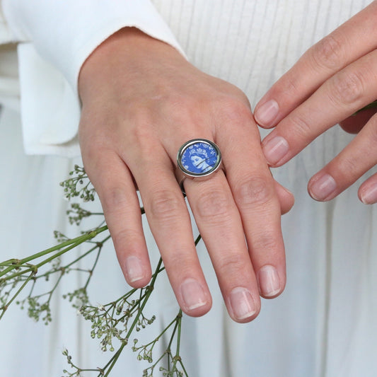 Ring mit Queen Elizabeth II Briefmarke in Blau von 1958