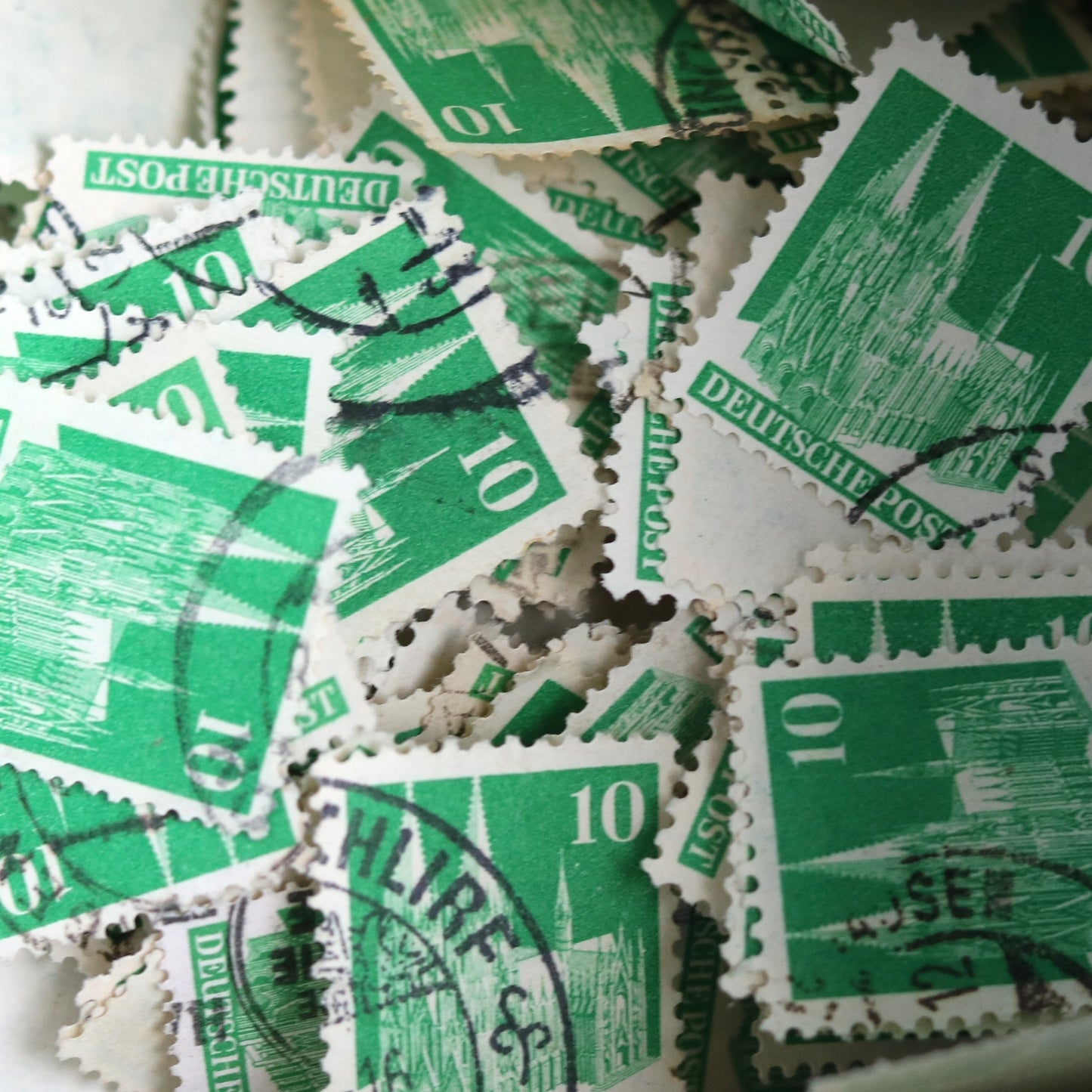 Medaillonkette mit grüner Kölner Dom Briefmarke im Typewriter Design