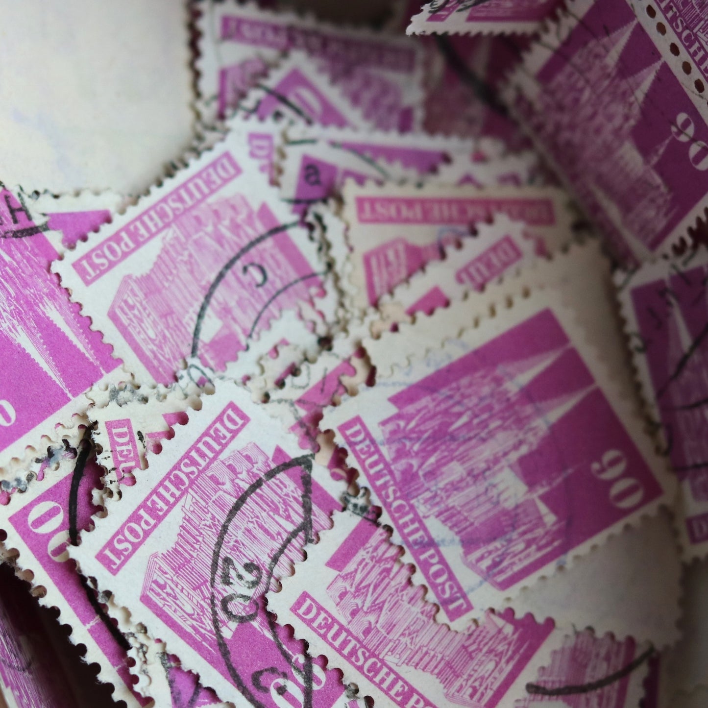 Medaillonkette mit pinker Kölner Dom Briefmarke