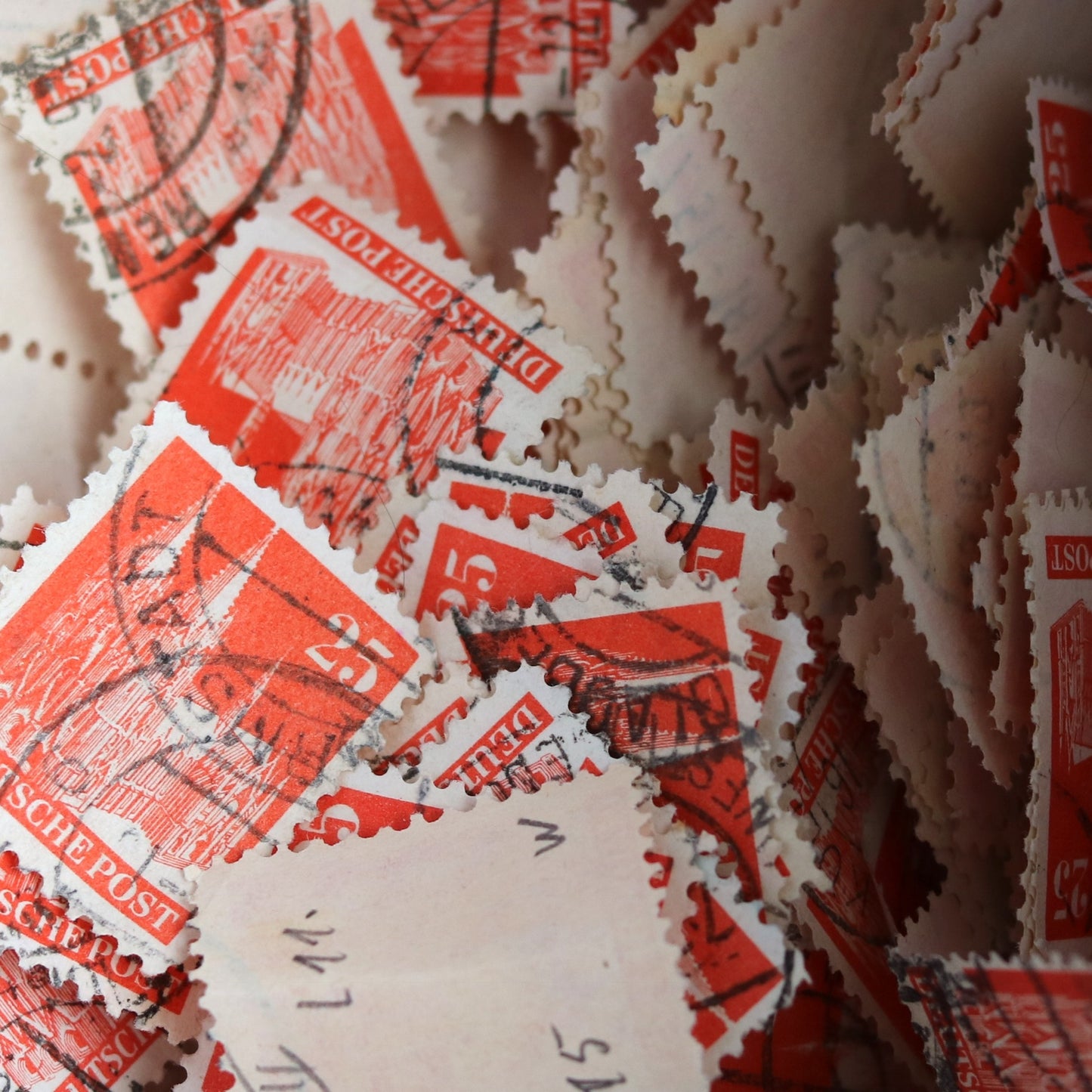 Medaillonkette mit oranger Kölner Dom Briefmarke