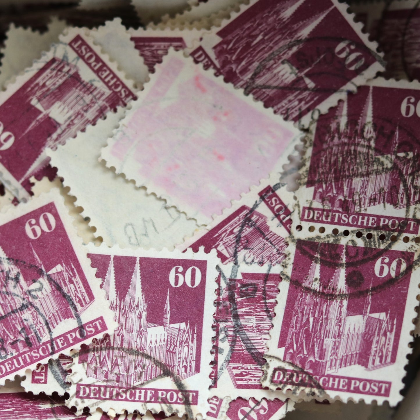 Medaillonkette mit dunkelroter Kölner Dom Briefmarke