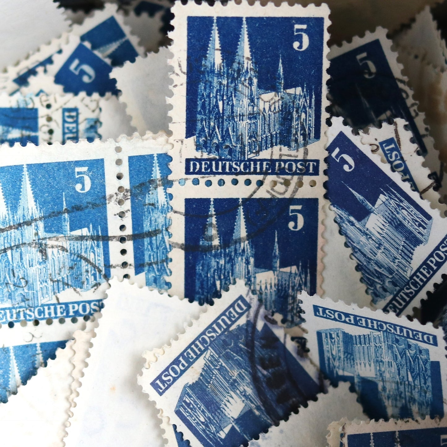 Medaillonkette mit blauer Kölner Dom Briefmarke 1948 im Typriter Gold Desin