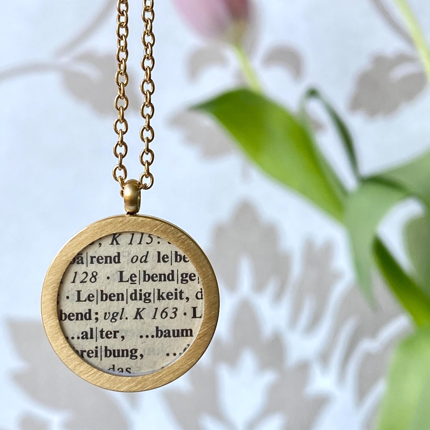 Große personalisierte Medaillonkette mit deinem Wort aus historischem Papier im Classic Gold Design