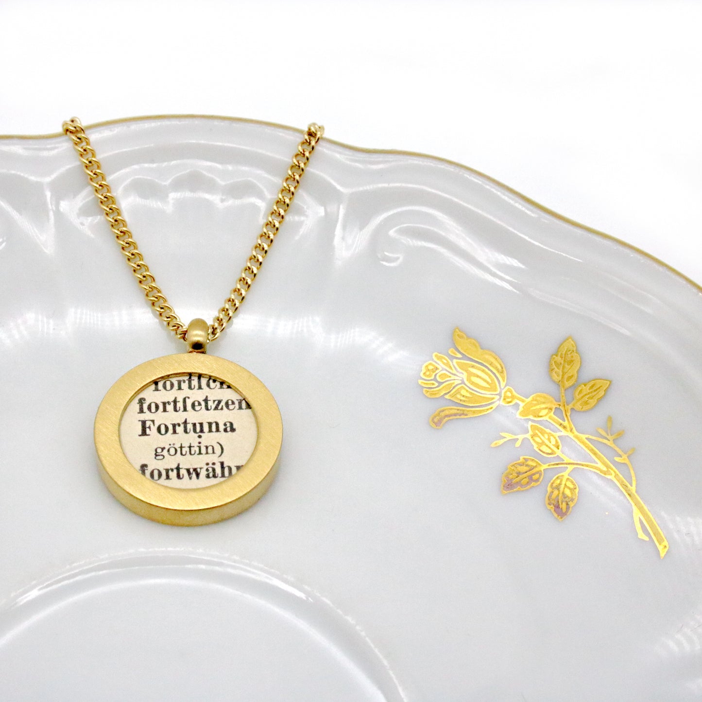 Medaillonkette mit deinem persönlichem Wort aus historischem Papier im Classic Gold Design