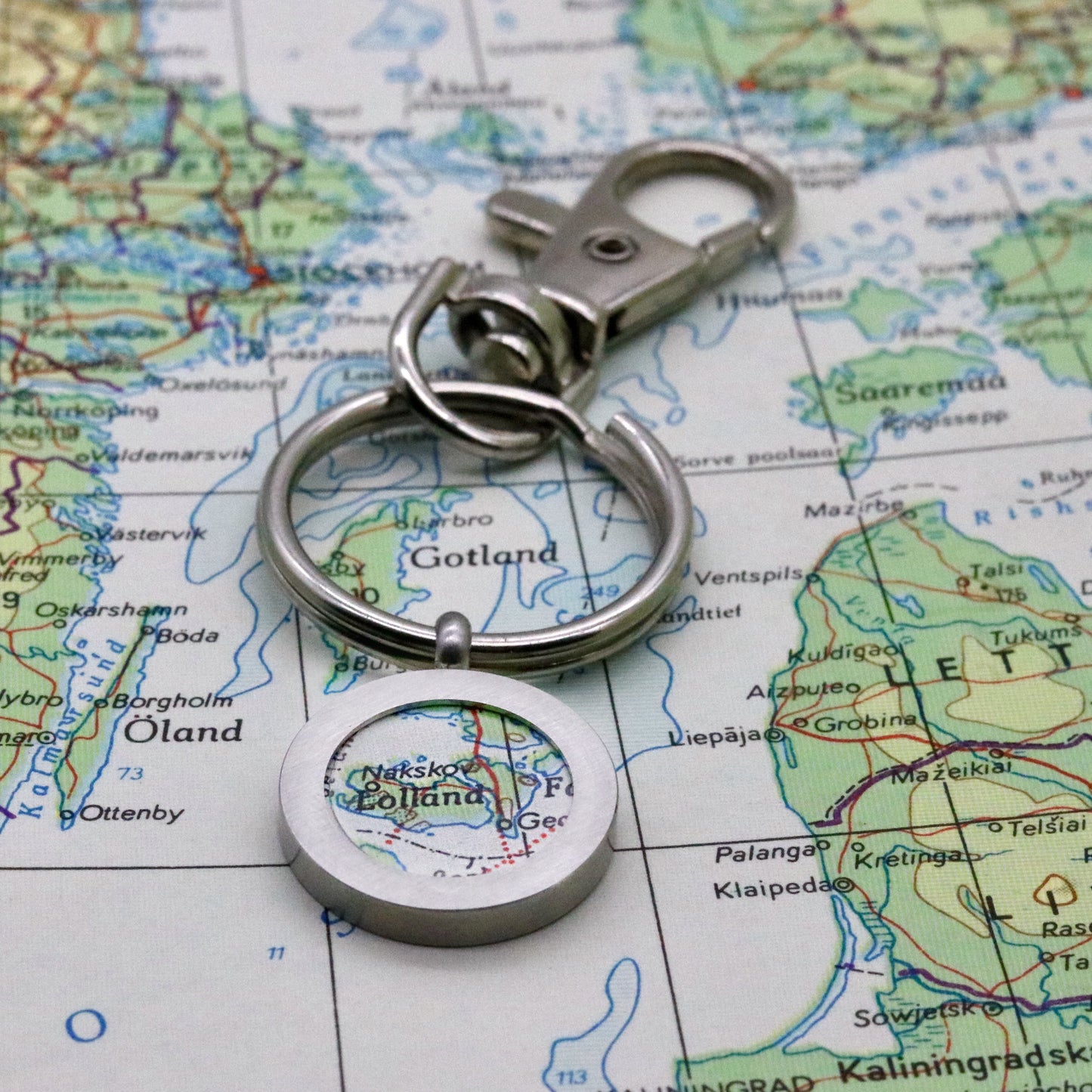 Kleiner Schlüsselanhänger mit deiner Lieblingsstadt aus original Landkarte
