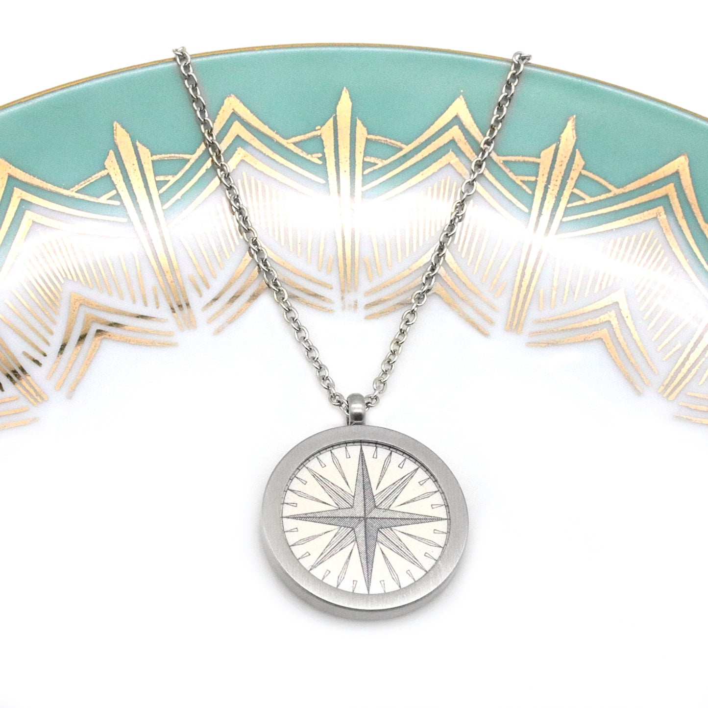 Medaillonkette mit Windrose aus Seeatlas in limitierter Auflage