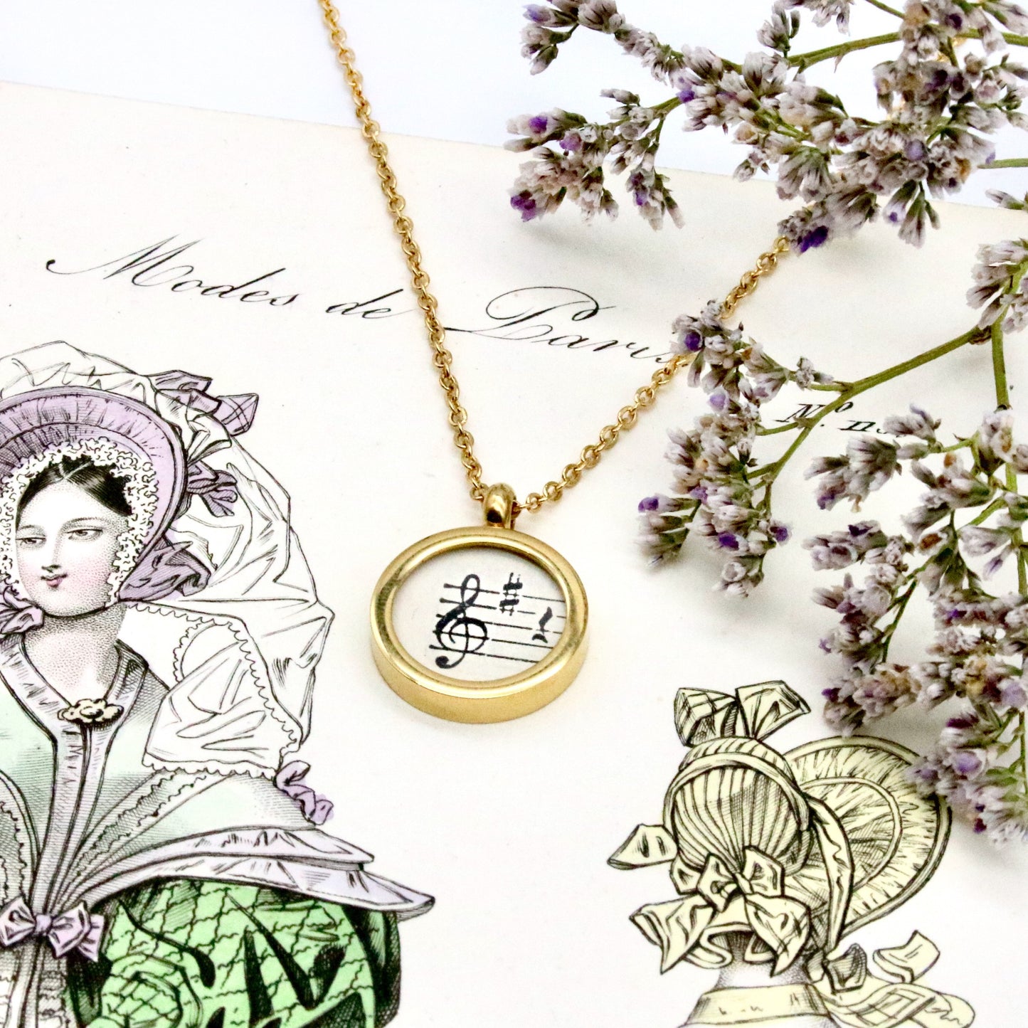 Kleine Medaillonkette mit Violinschlüssel aus historischem Gesangsbuch im Typewriter Gold Design