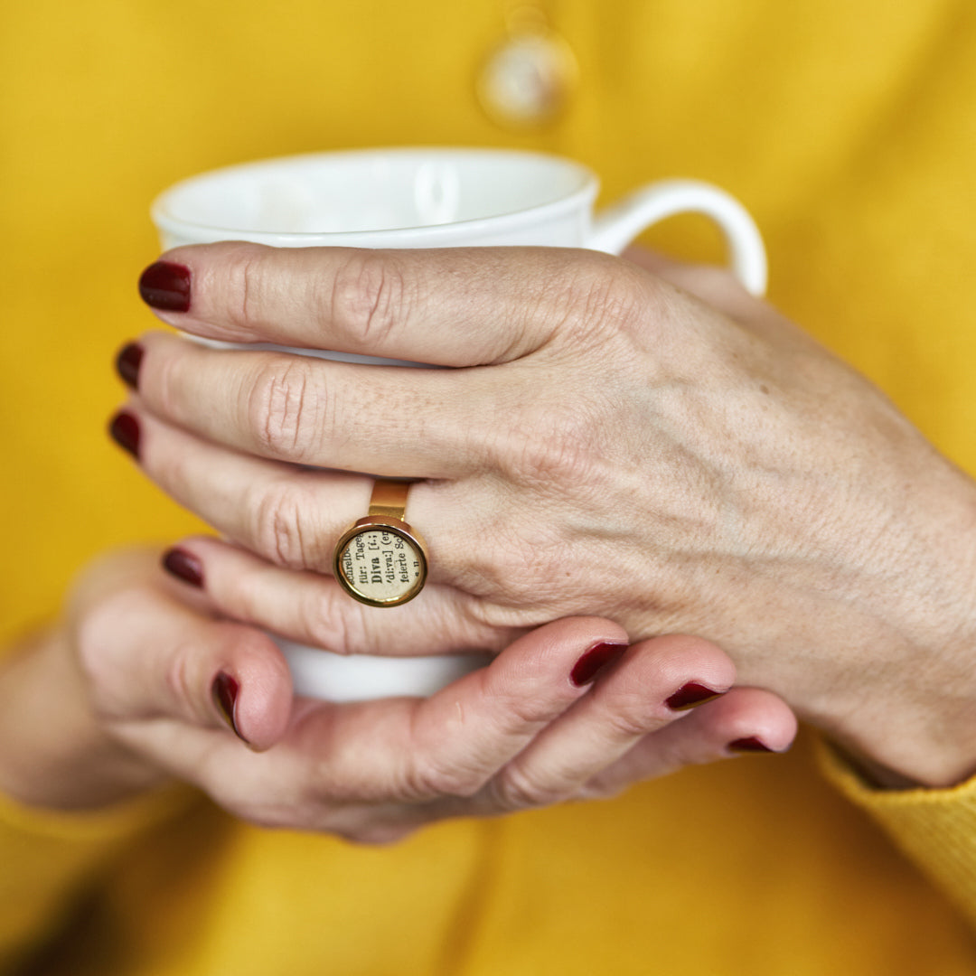 Ring mit deinem persönlichem Wort aus historischem Papier im Typewriter Gold Design