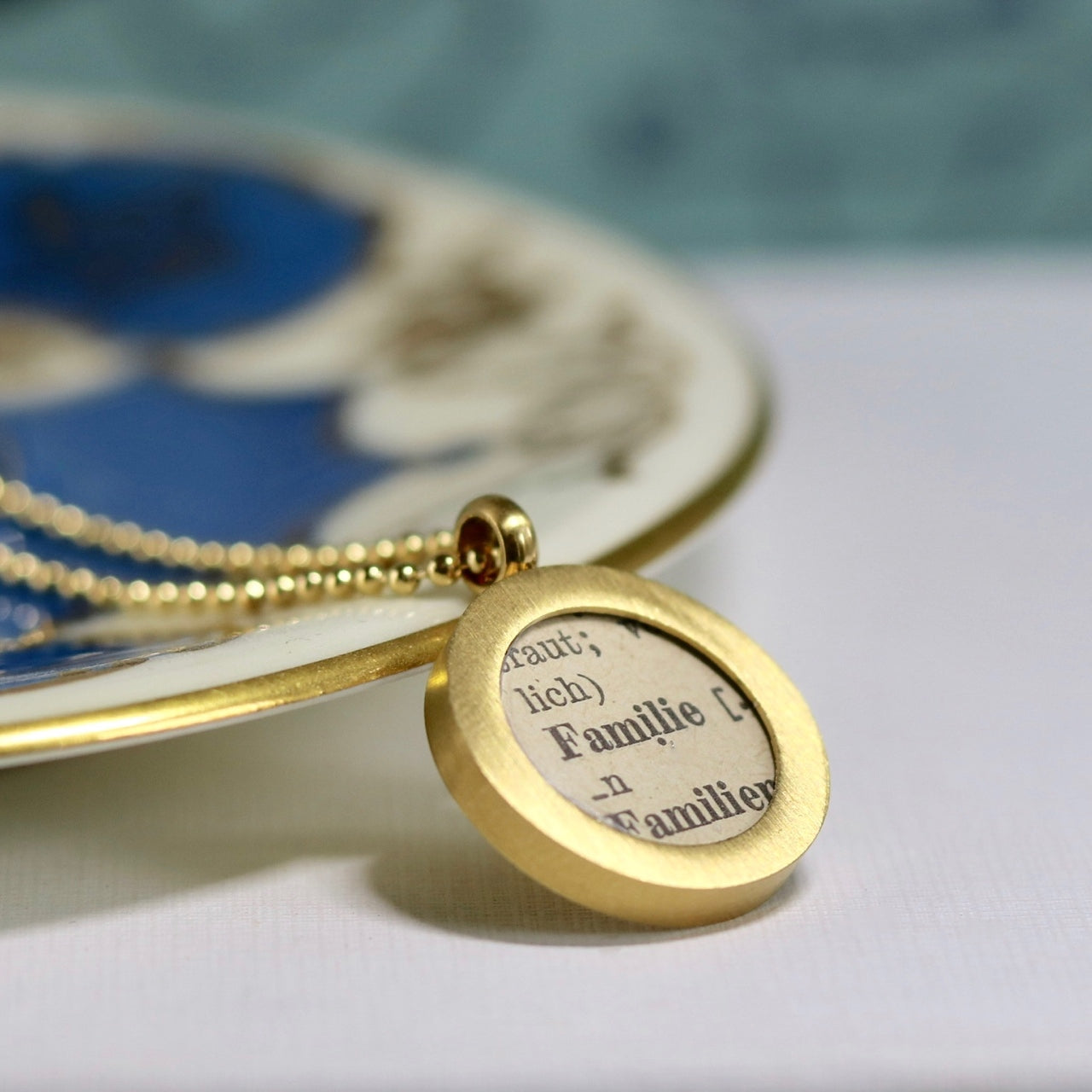 Medaillonkette mit deinem persönlichem Wort aus historischem Papier im Classic Gold Design